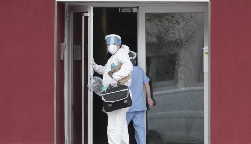 Personal sanitario entrando este miércoles en la residencia de Los Olivos, en Huesca.