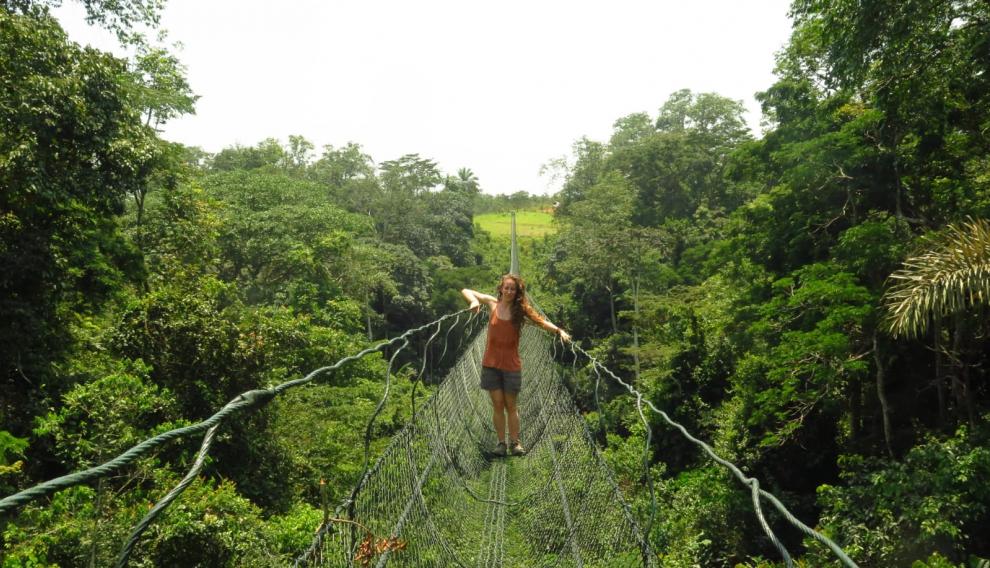 La bióloga aragonesa en un puente colgante de África.