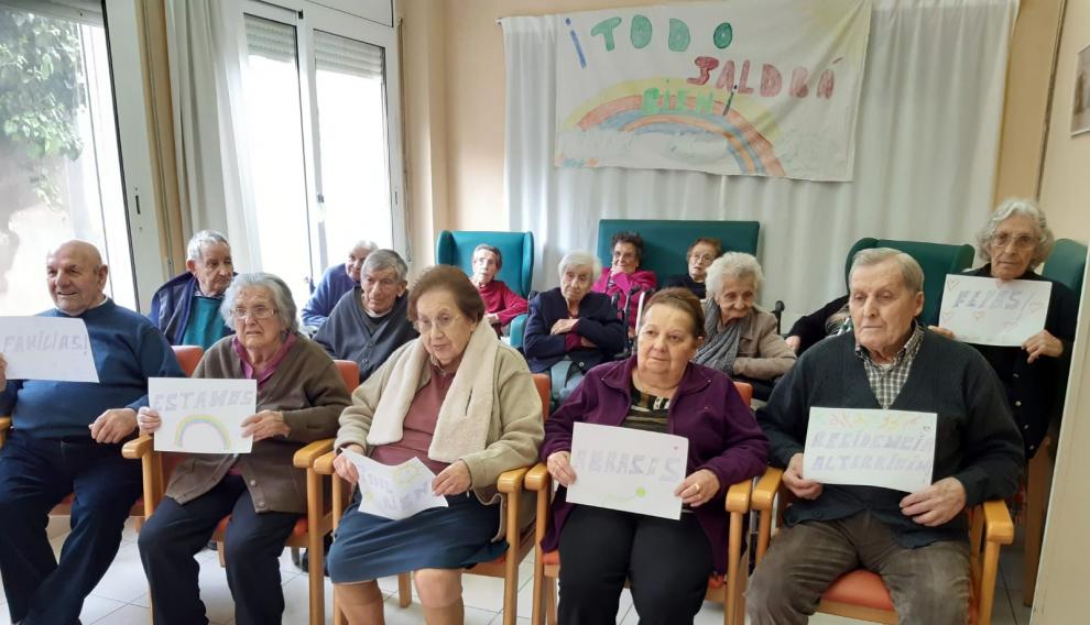 Los ancianos de Altorricón, en una imagen tomada en la tarde de este jueves.