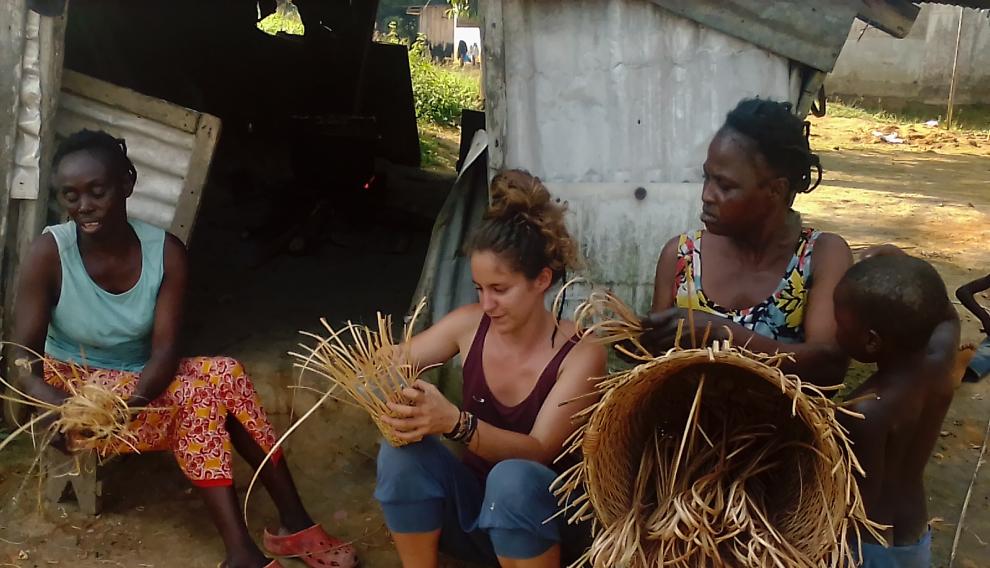 Lucía Buendía participa en las labores típicas de Gabón junto a varias mujeres del pueblo en el que reside.