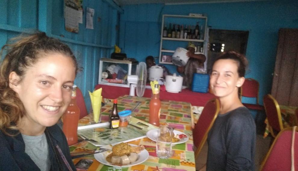 Lucía y otra amiga en la casa de una familia que les acoge en Gabón.