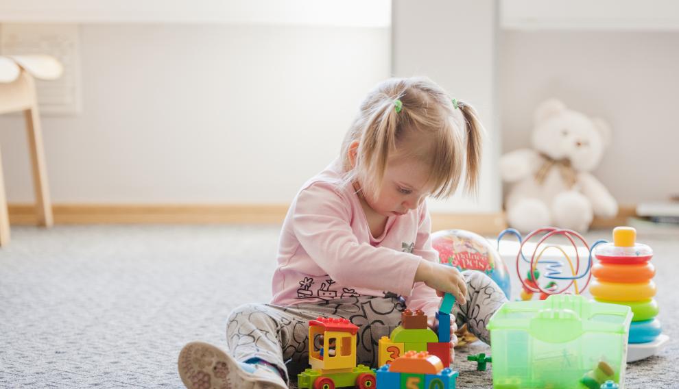 Niña jugando con juegos de mesa
