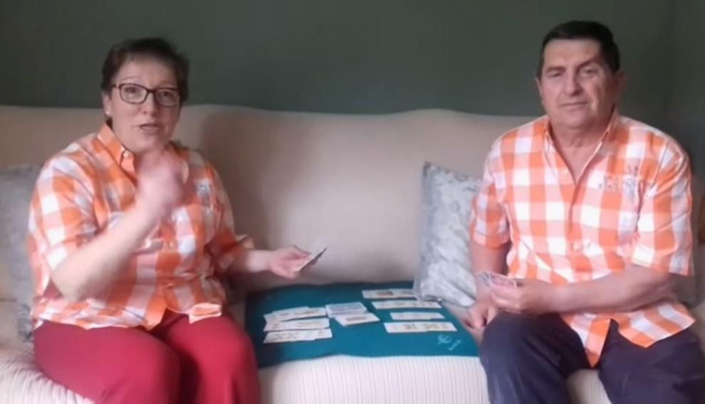 Dos vecinos de Olvés juegan a las cartas en su casa.