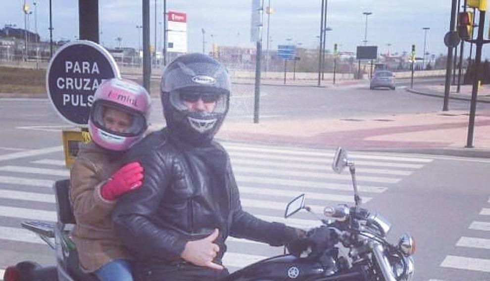Roberto lleva a su hija Leyre de 15 años en la moto. Este año celebraron por primera vez separados el cumpleaños de ella, que se quedó con su madre, y lo hicieron por videconferencia, como el día del Padre.