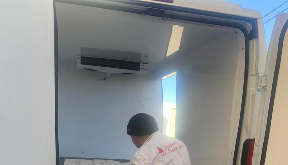 Un operario de Jamones Bronchales carga la furgoneta para el reparto a domicilio.