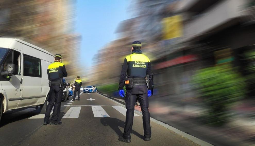 Imagen de archivo de coche y agente de la Policía Local de Zaragoza