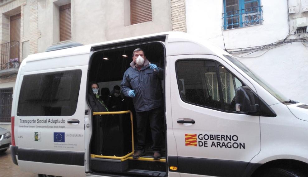 La furgoneta de la Comarca de las Cinco Villas que ha trasladado a la joven madre a Zaragoza