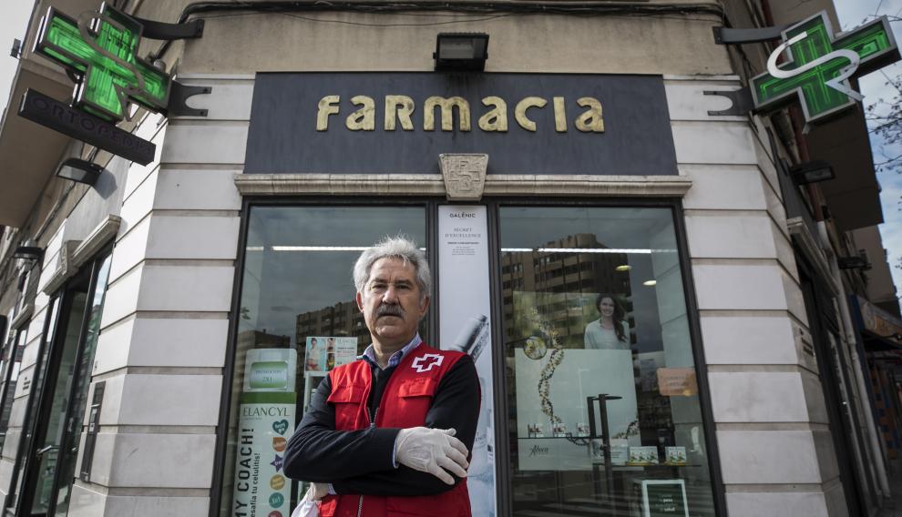 Aniceto Martínez, voluntario de Cruz Roja en Zaragoza, recoge medicamentos en la farmacia y los lleva a las casas de las personas que en estos momentos más lo necesitan;después, también se ofrece a bajarles la basura.