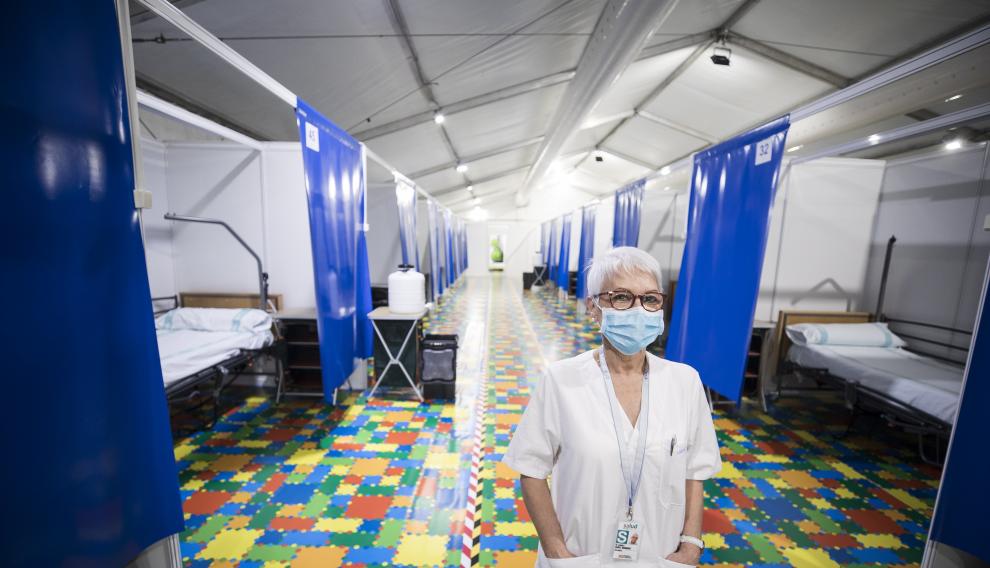 Lourdes Muñoz, matrona de 66 años, se apuntó a la llamada del Colegio de Enfermería como voluntaria y ahora colabora en la Sala de Multiusos de Zaragoza, convertida en hospital de campaña.