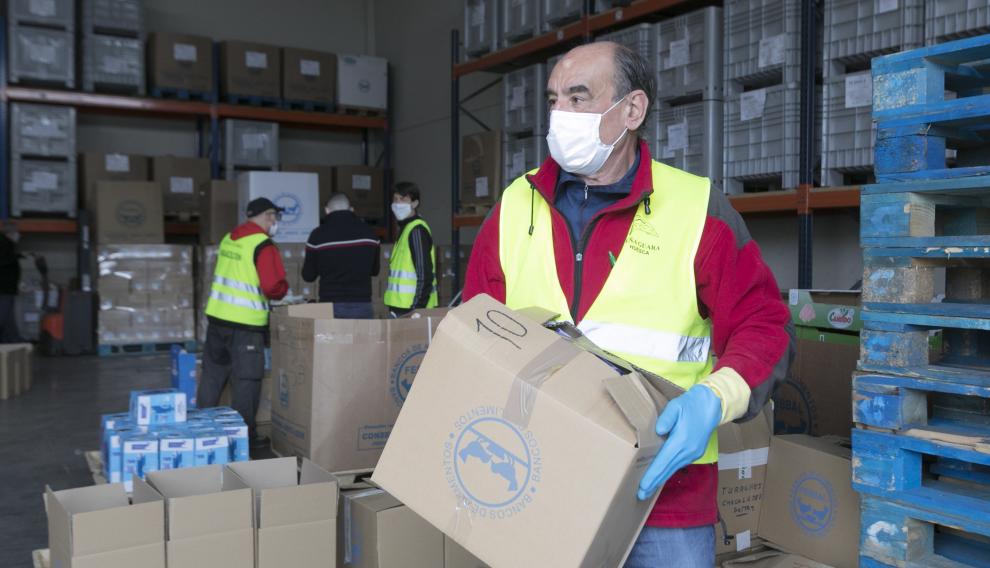 Manolo Avellanas, hasta hace poco médico intensivista del Hospital San Jorge de Huesca, colabora en el Banco de Alimentos de la capital oscense, donde prepara lotes de comida.