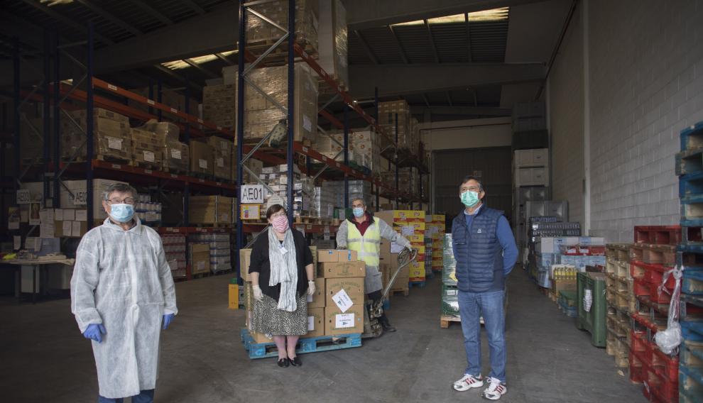 Voluntarios al pie del cañón en el Banco de Alimentos: Fernando Ramírez, conductor; Inmaculada F. , coordinación; Bernardo Pintado, carretillero; y José Mª. García, colaborador estos días.