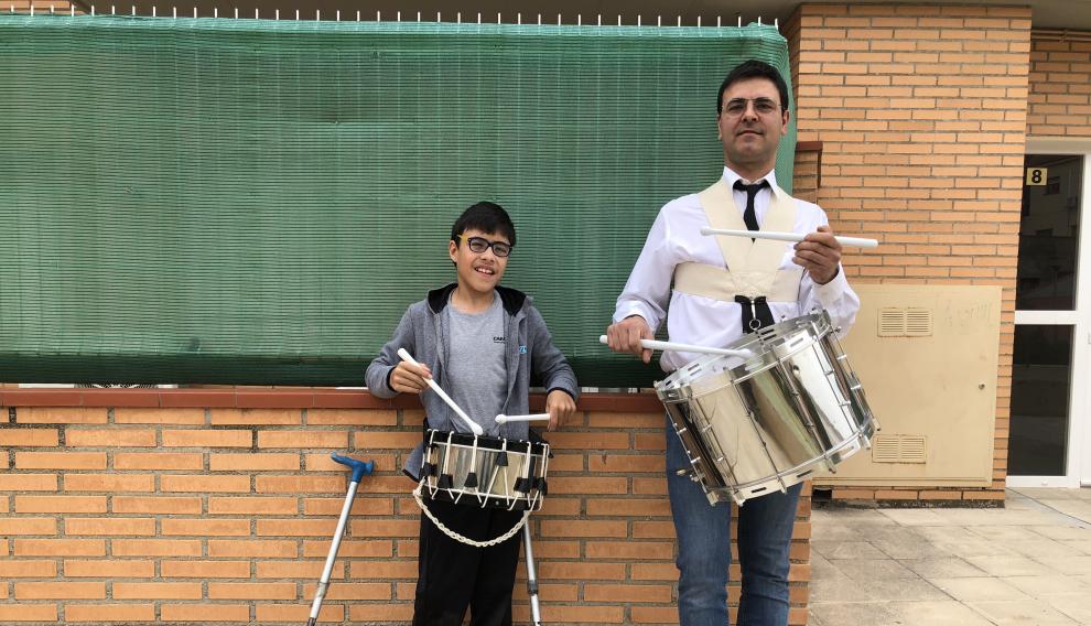 Carlos Martínez Alejos, de la familia de los “Pepinero”, con su hijo Carlos, de 10 años, tocan el tambor delante de su casa en la Urbanización Santo Domingo