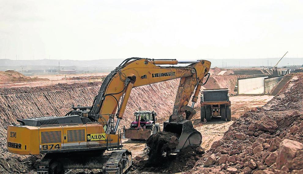 Las contratistas pretenden centrarse en el movimiento de tierras y firmes, que no requieren contacto humano, como se aprecia en esta foto del viernes previo al parón en las obras de Bon Àrea.