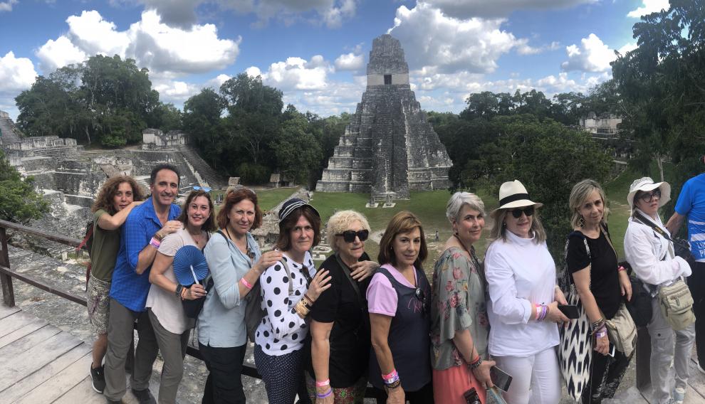 Varias personas que han  sido entrevistados para este texto en los templos de Tikal en Guatemala  en diciembre de 2019