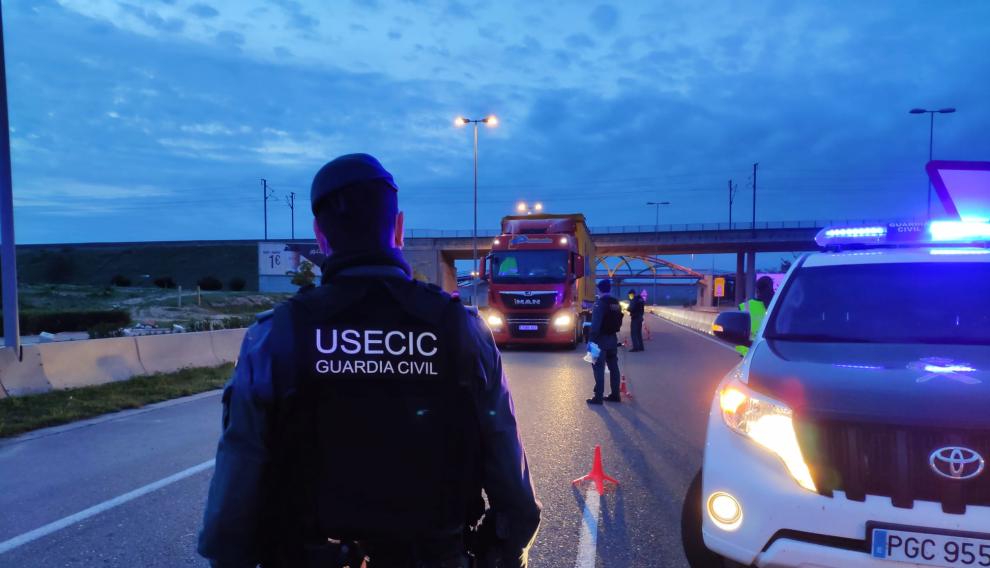 Reparto de mascarillas por parte de la Guardia Civil