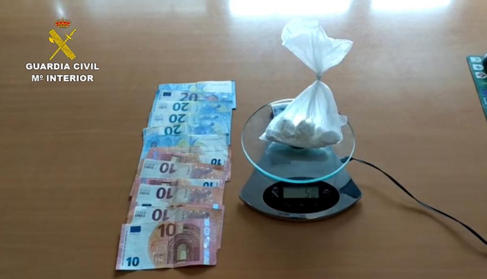 El alijo interceptado junto con el dinero intervenido al detenido en Monzón.