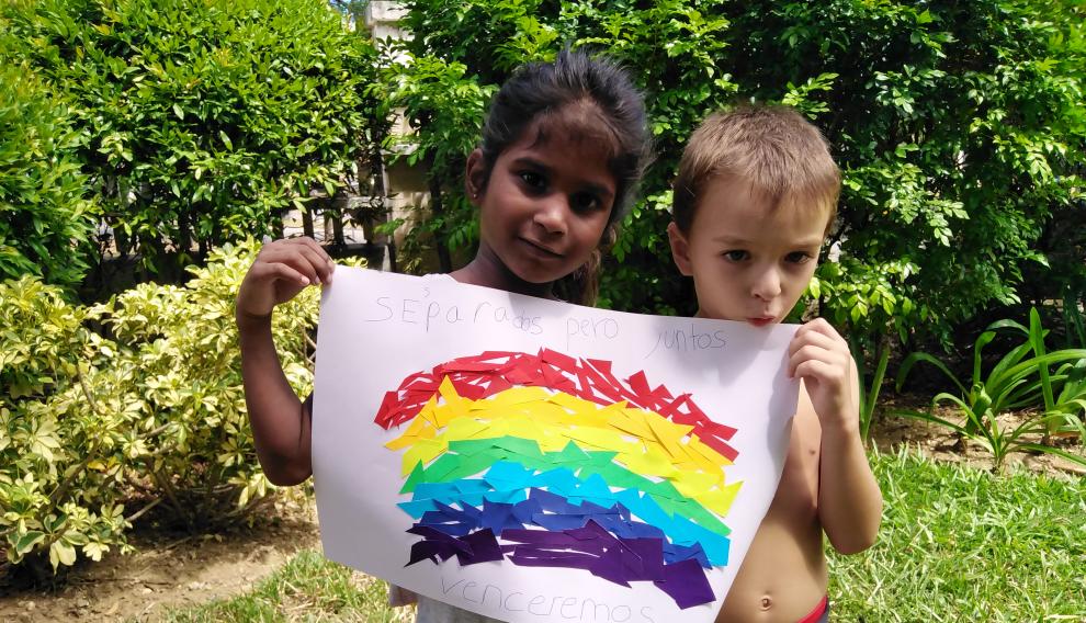 Durga y Hugo, los hijos del matrimonio, en la imagen que en enviaron a heraldo.es y a Heraldo Escolar para participar en la campaña solidaria 'El arcoíris de la Esperanza