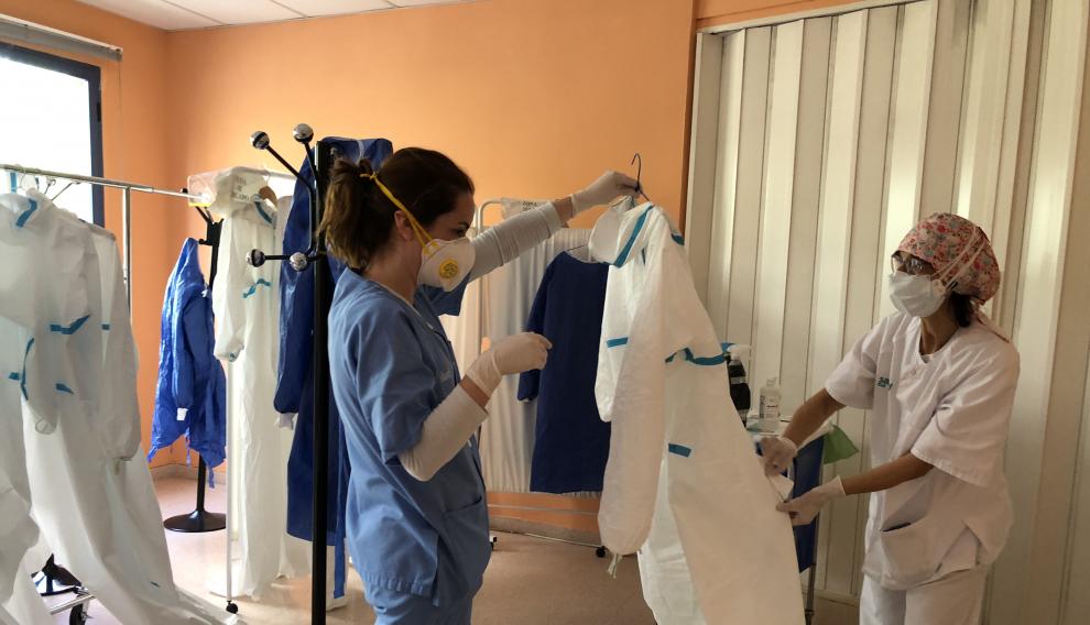 Las enfermeras del centro de salud de La Jota se preparan para una visita a domicilio.