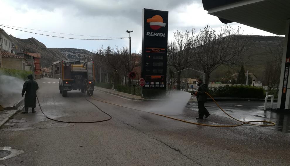 Trabajos de desinfección en Aliaga, en Teruel.