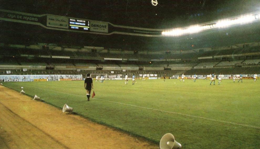 Imagen del Santiago Bernabéu vacío durante el Real Madrid-Nápoles de 1987 en la Copa de Europa.