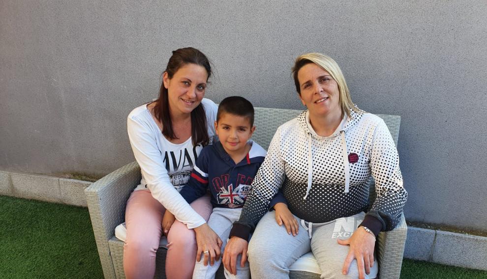 Lorena, Joel y Jenifer en su vivienda en Zaragoza.