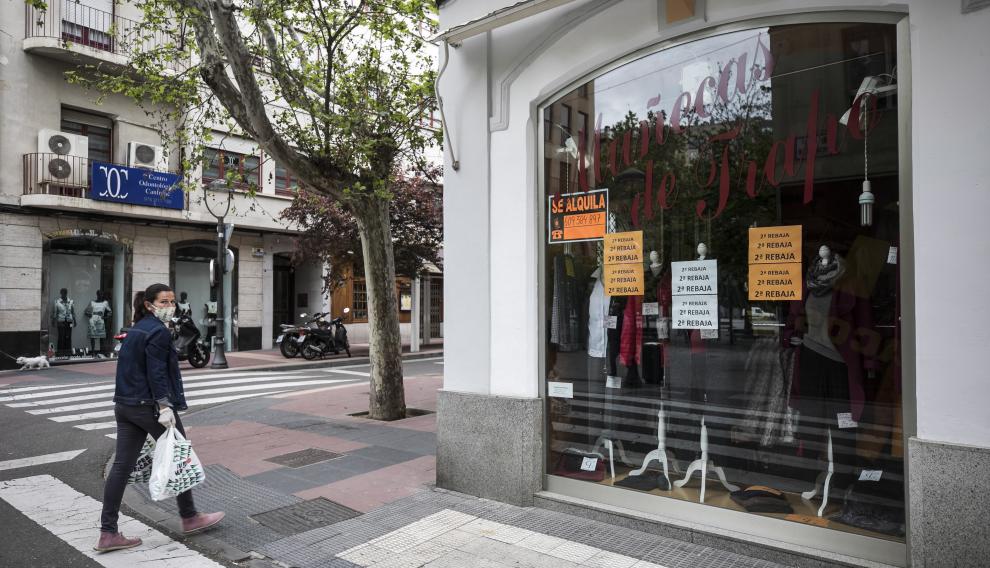 Una tienda del centro de Zaragoza con un cartel de "Se traspasa".