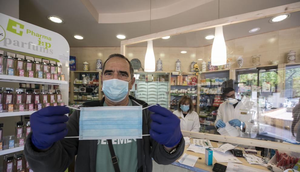 El zaragozano Antonio Valdearcos compra mascarillas quirúrgicas en la farmacia Labat, este viernes.
