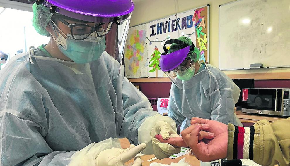 Las enfermeras Tamara Montesinos y Belén Sanz hacen un test rápido