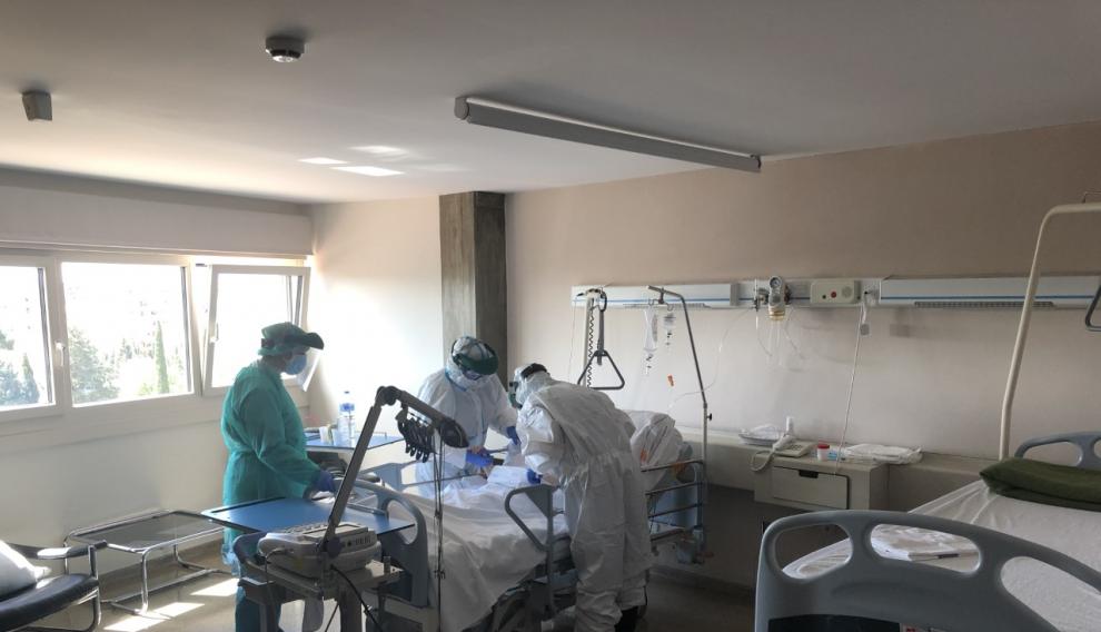 Sanitarios de la MAZ atienden a un paciente con coronavirus.