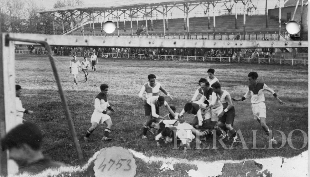 Imagen del partido de rugby jugado por dos equipos universitarios celebrado en 1933