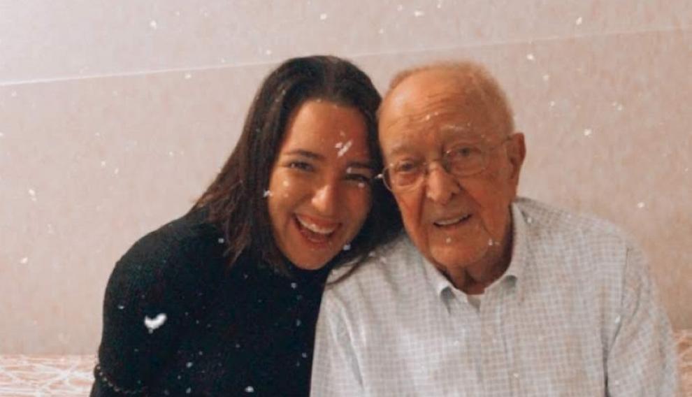 La zaragozana Patricia Bueso Lucea en una fotografía con su abuelo, que ha muerto recientemente por coronavirus.
