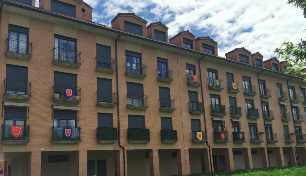Banderas en los balcones de Jaca