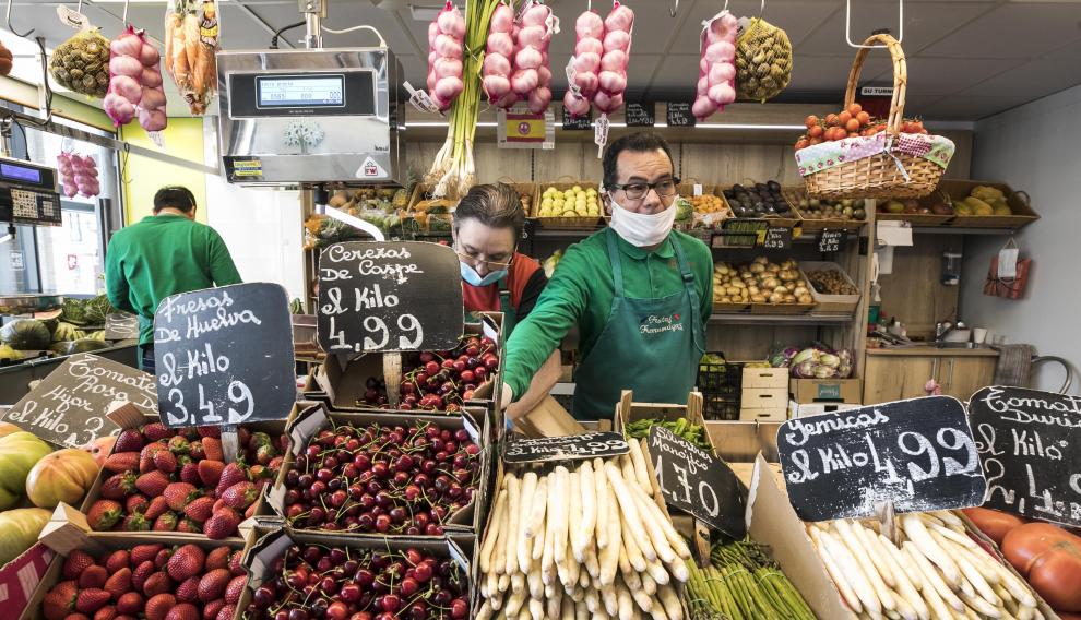 Julio Artigas, de la frutería Furruchaga, muestra los precios de su puesto del Mercado Central.