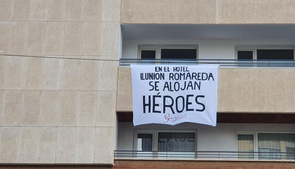 Pancarta que cuelga en la fachada del hotel Ilunion Romareda de apoyo al personal sanitario que se aloja en él.