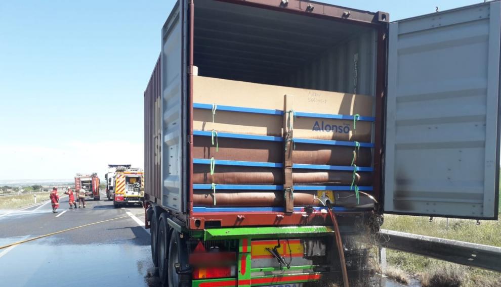 El trailer incendiado en la AP68 a la altura de Gallur