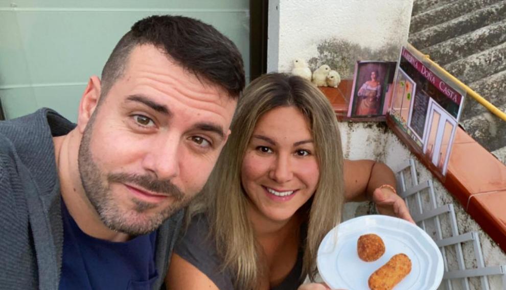 Carol Zazurca y su marido, Alfonso Rodrigo, con unas croquetas y la fachada en ministura del Doña Casta