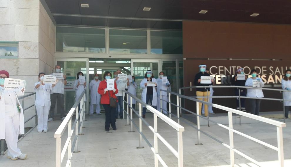 La plantilla del centro de salud del Ensanche se ha concentrado para pedir la dimisión de la consejera Ventura