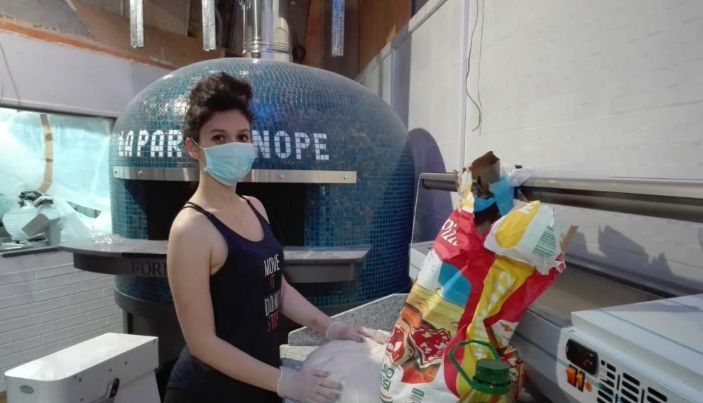 Angela Simonetti junto al horno de pizzas de La Parthénope.