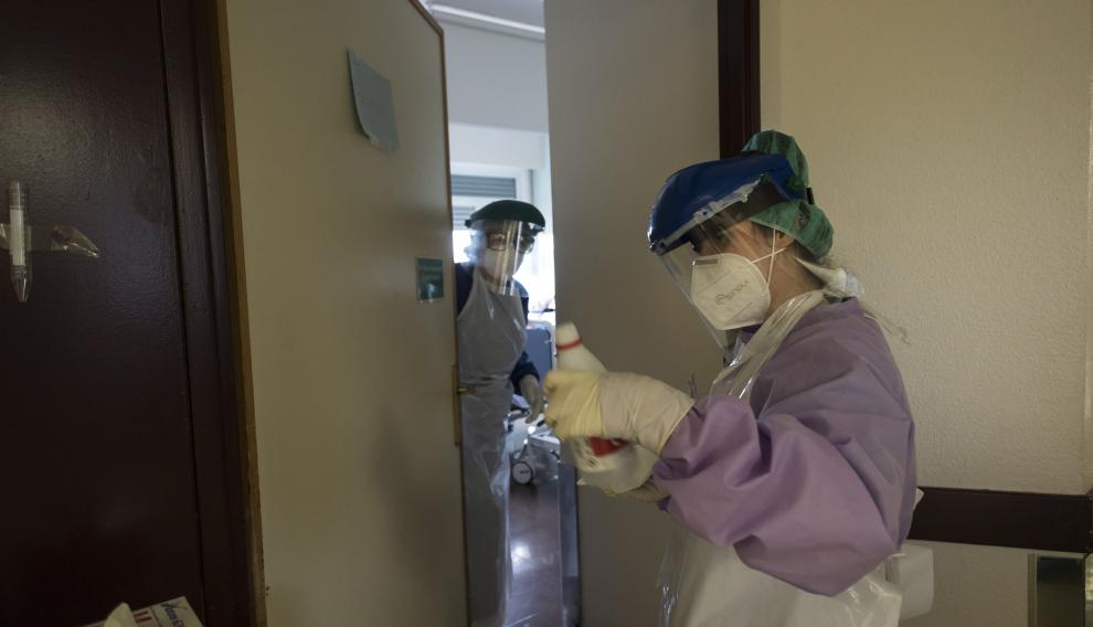 Dos sanitarias del Hospital Miguel Servet, en una zona habilitada para enfermos con Covid-19.
