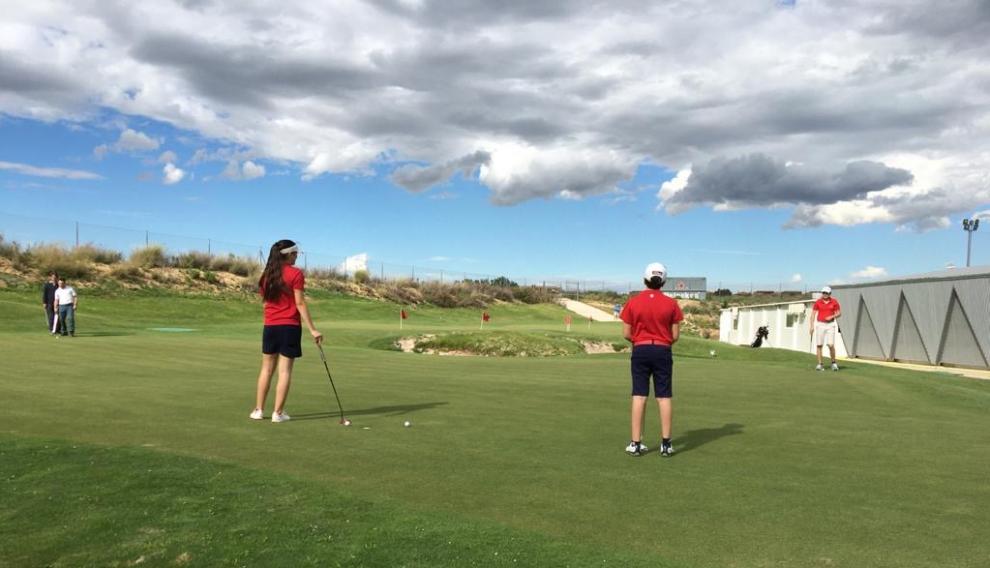 Varios jugadores en el campo de golf de Arcosur, abierto en la fase 1 de la desescalada.