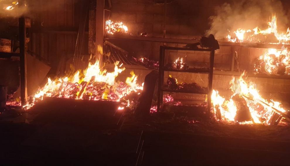 Incendio originado en una empresa de fundiciones de La Puebla de Alfindén