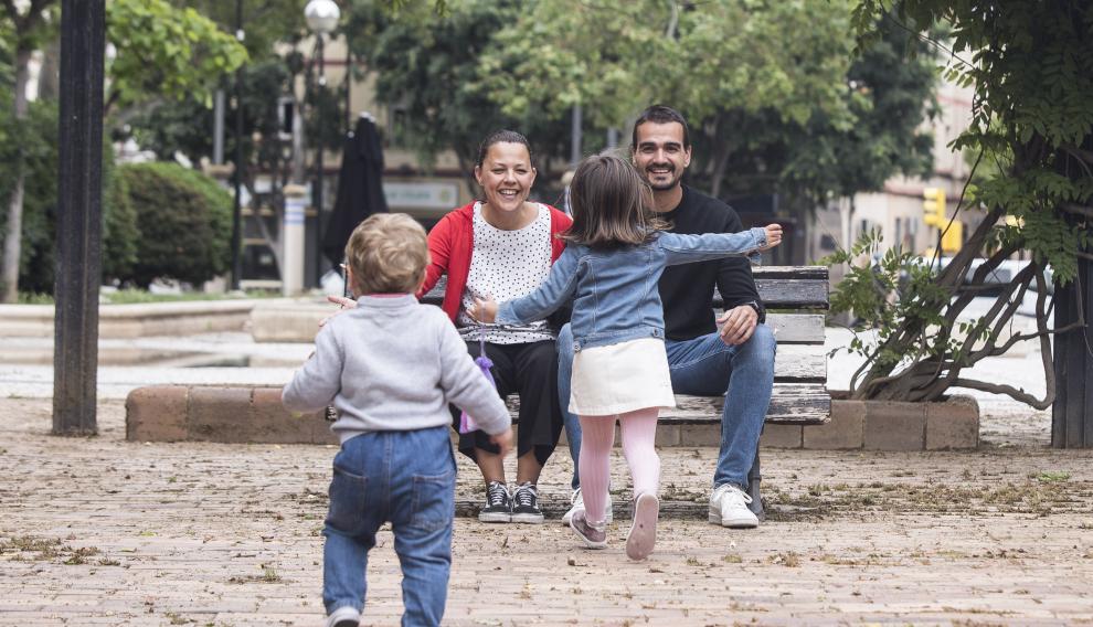 Tamara e Iván en un parque de Zaragoza con sus dos hijos.