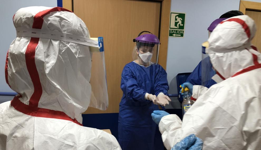 Una doctora se desinfecta después de atender a pacientes infectados de coronavirus