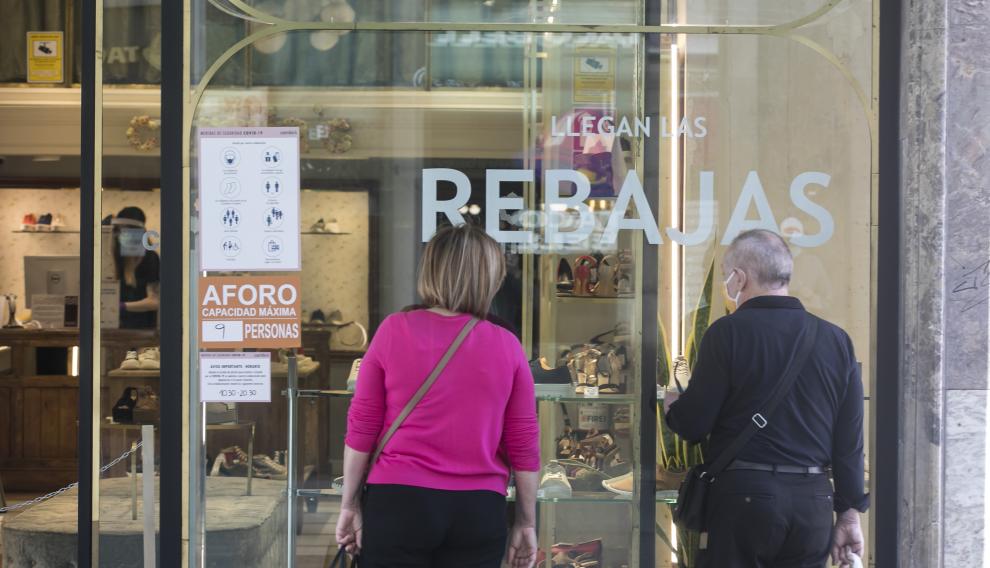 Las tiendas ya pueden abrir y hacen rebajas