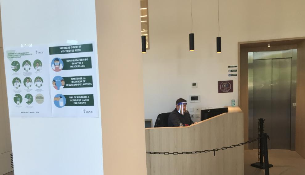 Un trabajador con mascarilla en la sede de la AECC de Zaragoza.