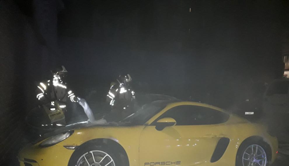 Uno de los vehículos incendiados.