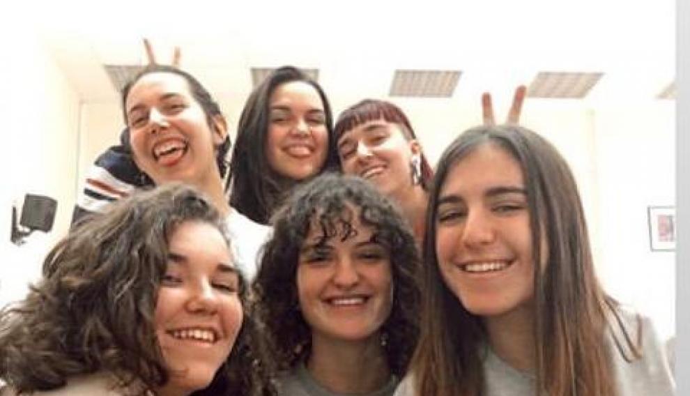 Andrea Royo con compañeras de clase