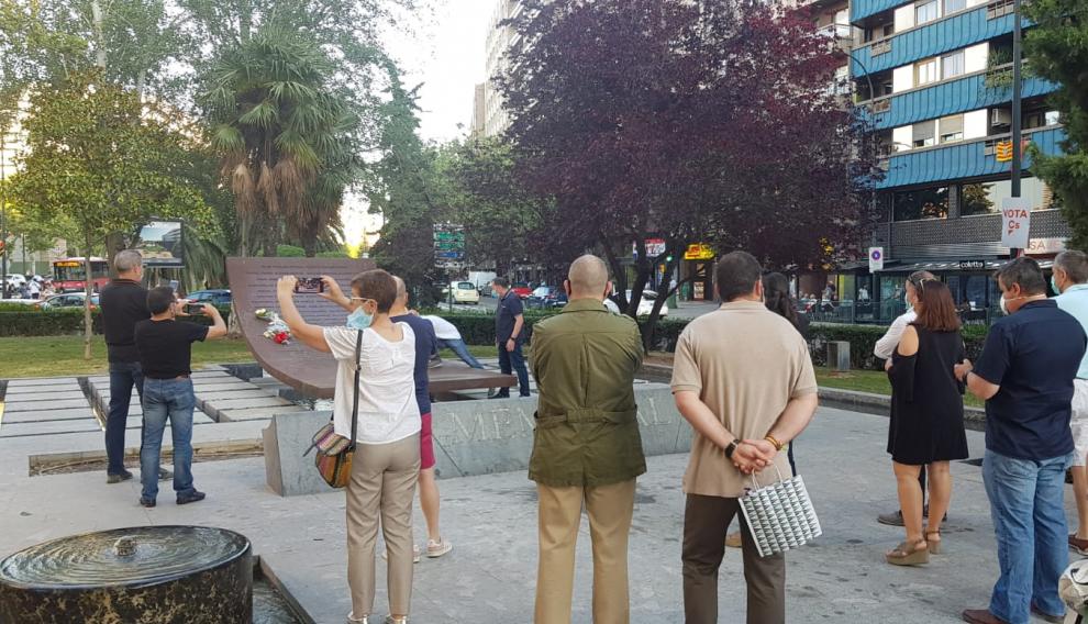 Militares del EADA acuden al monumento del Yak para colocar un centro de flores a los 12 compañeros que fallecieron en la tragedia hace 17 años.
