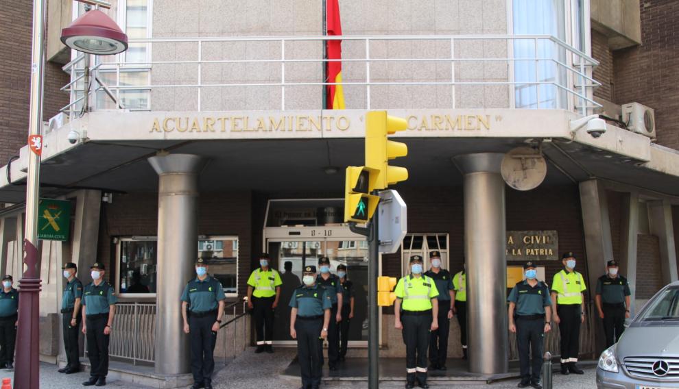 Minuto de silencio en la comandancia de la Guardia Civil en Zaragoza.