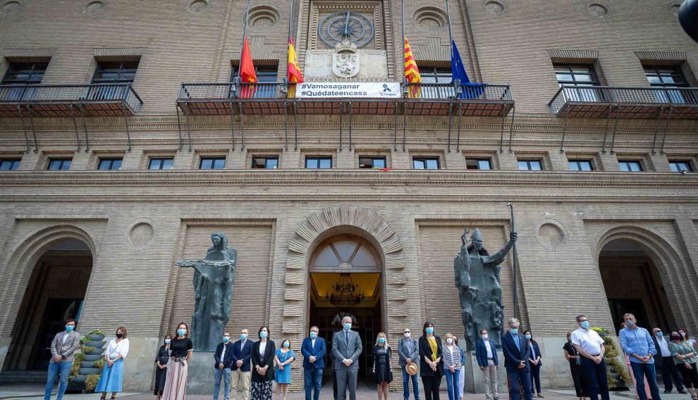 Minuto de silencio por las víctimas del coronavirus en el Ayuntamiento de Zaragoza.